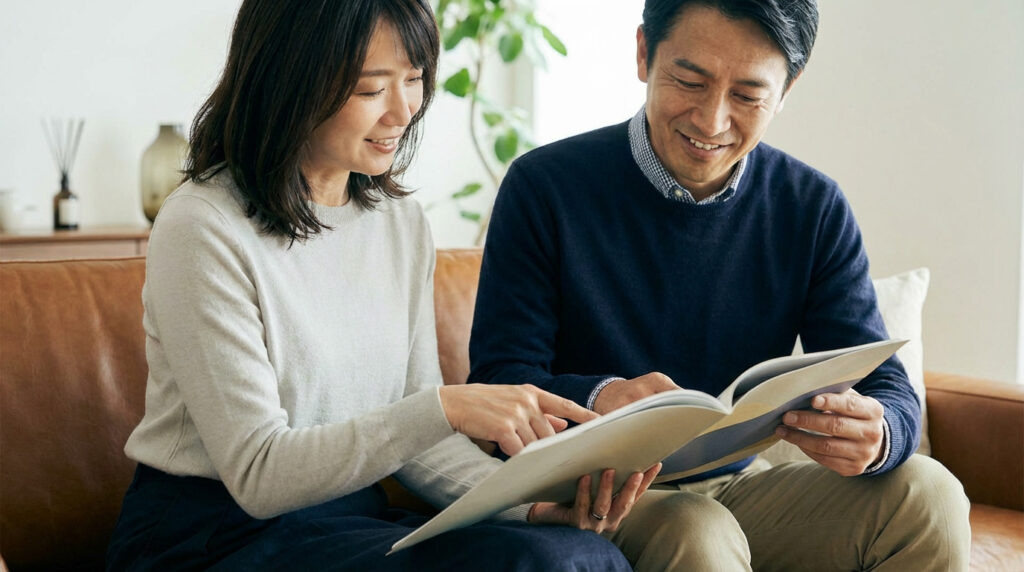 3000円のカタログギフトを手に商品を選ぶ夫婦