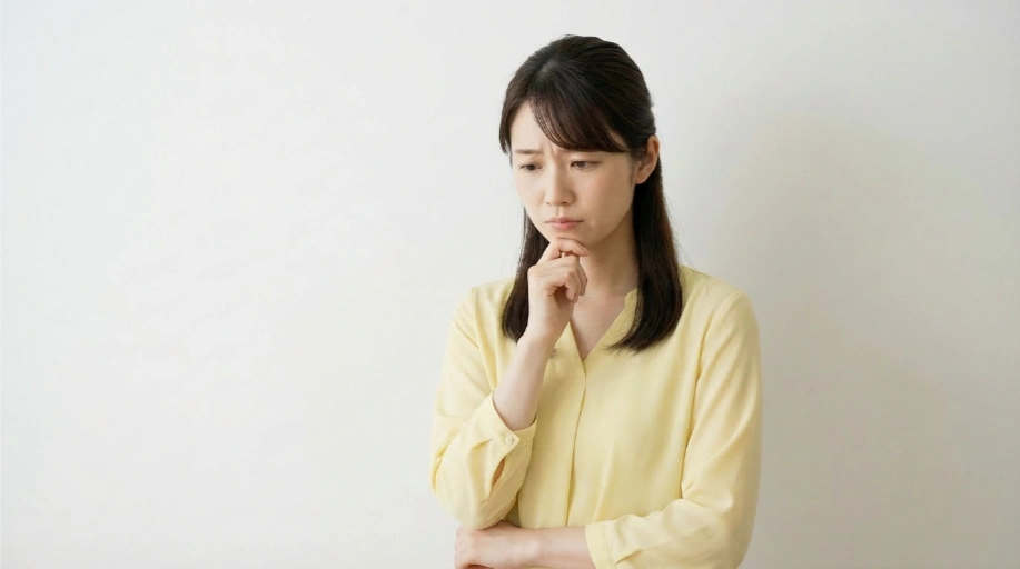 内祝いにカタログギフトを贈るは失礼にあたらないかと悩む女性